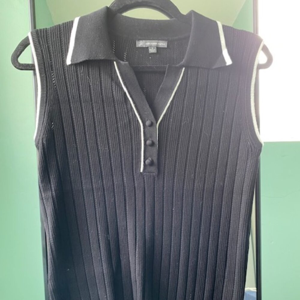 Knit sleeveless collared blouse